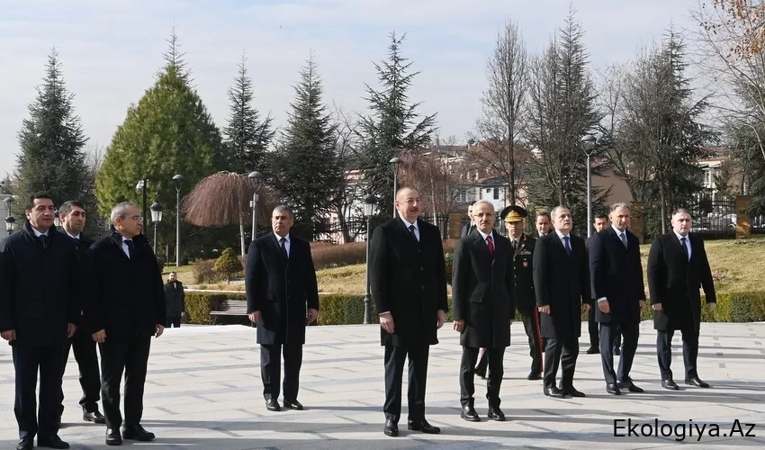 Cumhurbaşkanı Ankara'da Büyük Lider Haydar Aliyev'in anıtını ziyaret etti - FOTOĞRAF