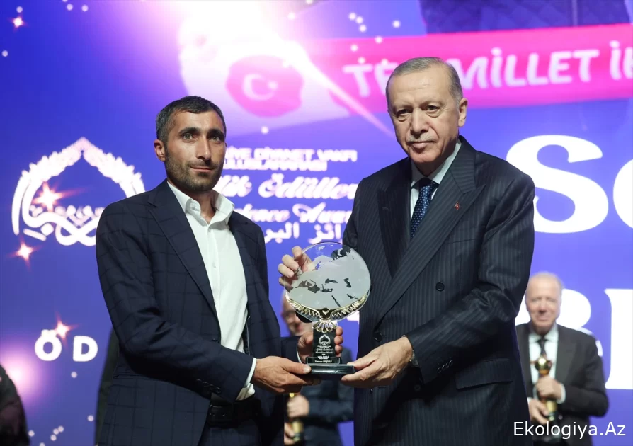 Recep Tayyip Erdoğan, doğal afet mağdurları için yardım toplayan Azerbaycanlıyı ödüllendirdi